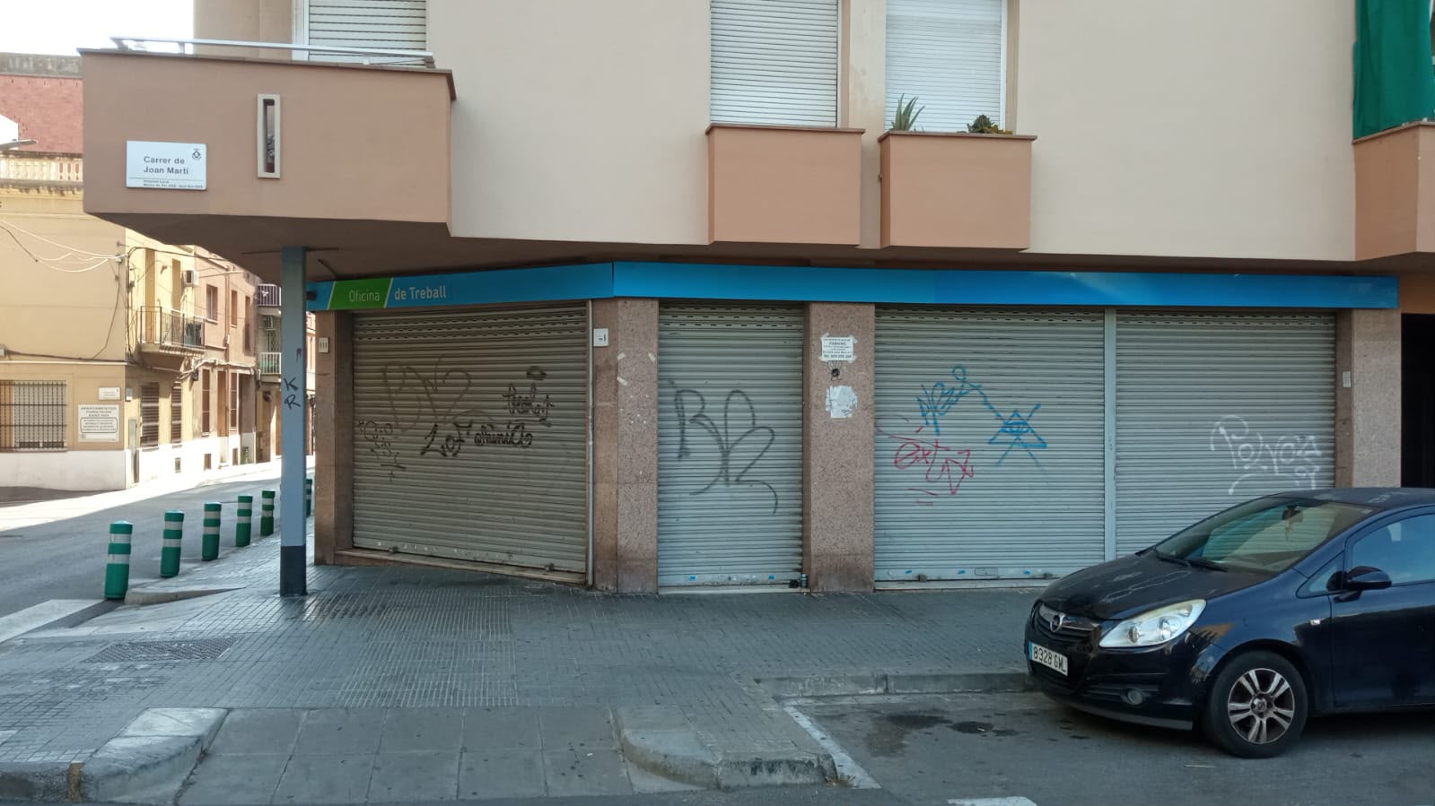Façana del futur centre al carrer de Joan Martí abans de la reforma